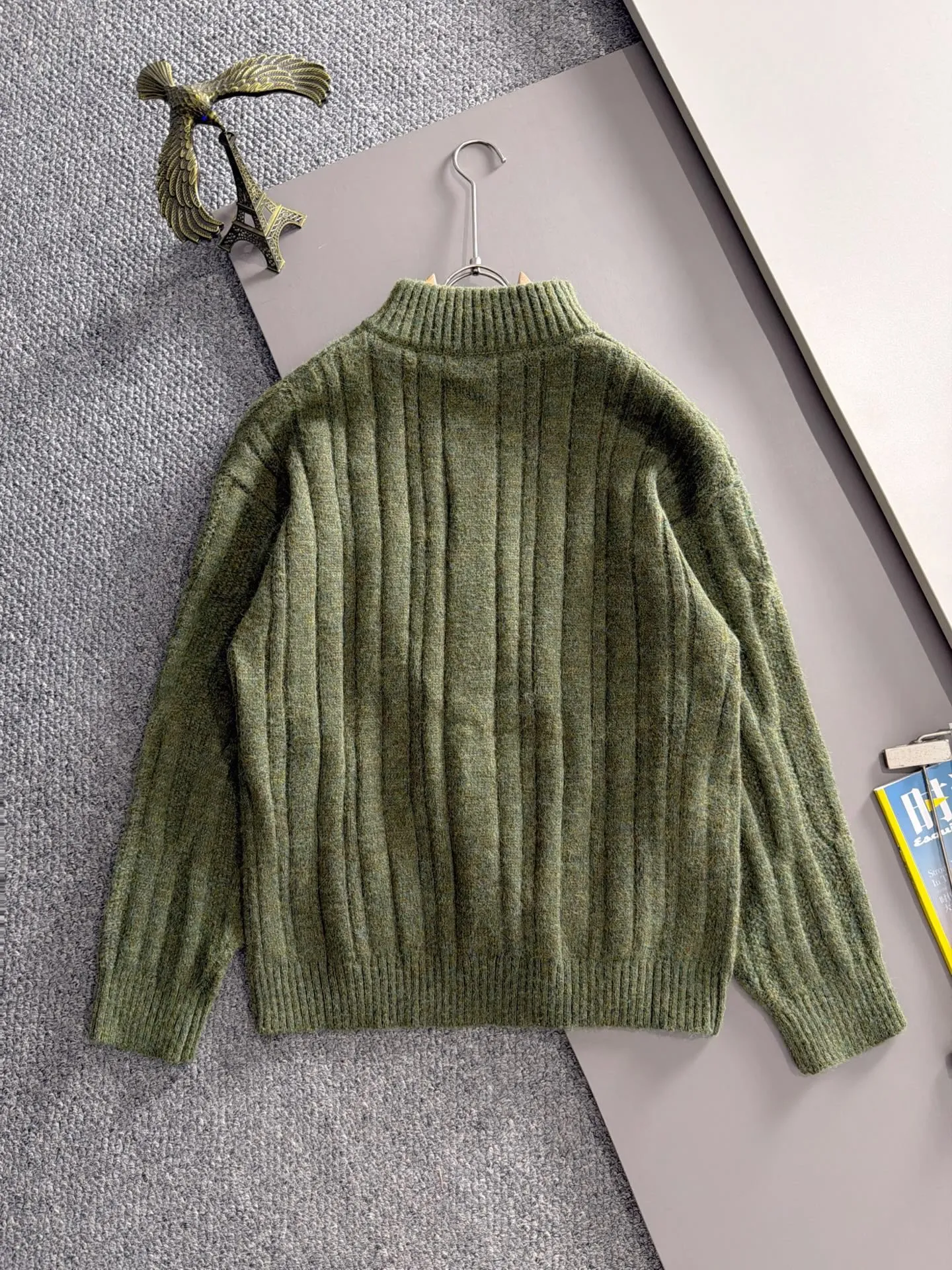 LP Loro Piana's latest knitted sweaters from the official website for autumn and winter 2026 are now on sale at the counter for Hot Sale! Specially made of wool blended fabric. It feels comfortable and can be directly in contact with the skin. The logo badge is exquisitely embroidered, which is extremely eye-catching! The details highlight the fashionable charm of big brands. Exquisite workmanship. Three-dimensional cutting style. The wearing effect is invincible and handsome! All three standards are complete! Sizes:M-3XL